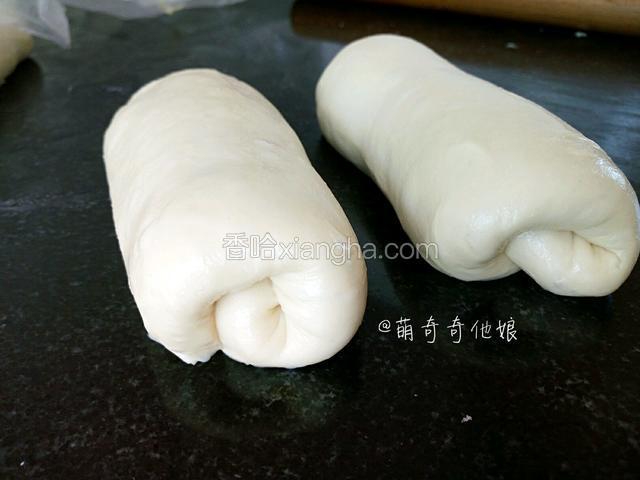 借助刮板翻面，光滑一面朝下，由上至下卷起来，盖保鲜膜松弛15分钟。第一次擀卷的圈数为1.5-2圈。