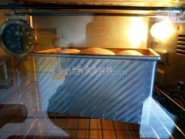 送入预热好的烤箱中下层，上下火180度烤45分钟。中途表面上色后及时覆盖锡纸直至烤熟。