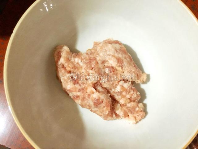 鸡肉末剁碎备用