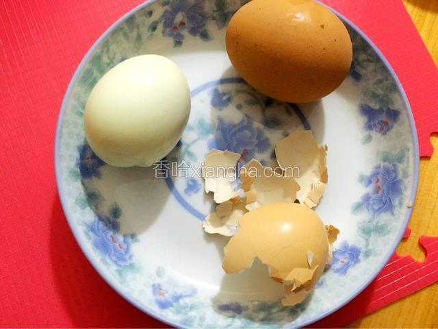 鸡蛋洗净放进沸水中先搅一分钟让蛋黄凝固，在煮14分钟然后放入冷水冷却，这样就很好剥鸡蛋壳了