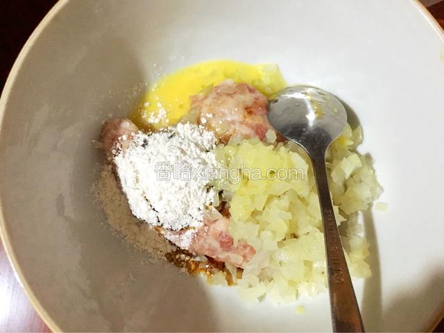 肉末、洋葱末、盐、酱油、蛋液、淀粉、肉豆蔻粉混合