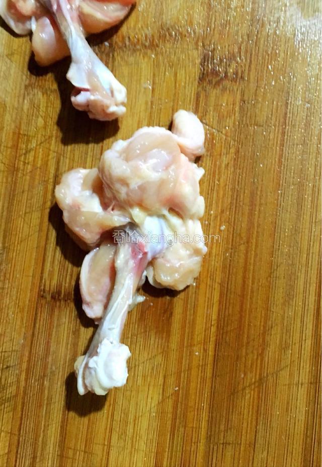 在剥下来的肉上面竖着剪几刀