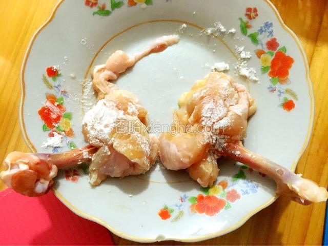 鸡翅根粘上少许淀粉