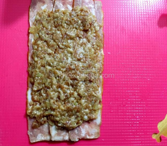 将馅料铺开在培根上面