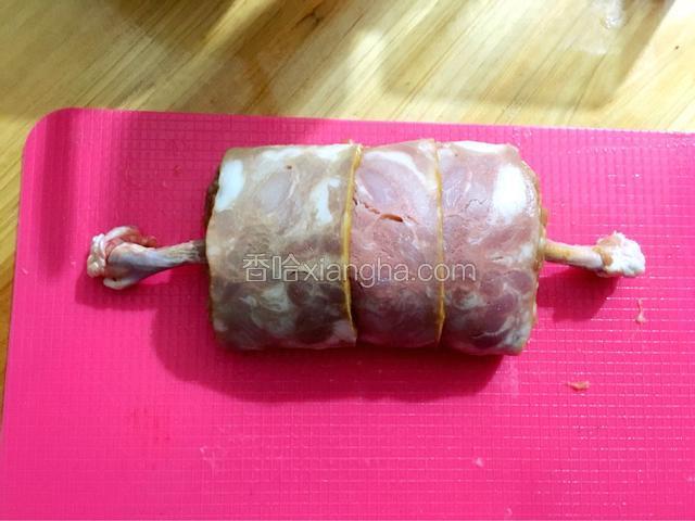 卷好后用手从两边开始整好形状