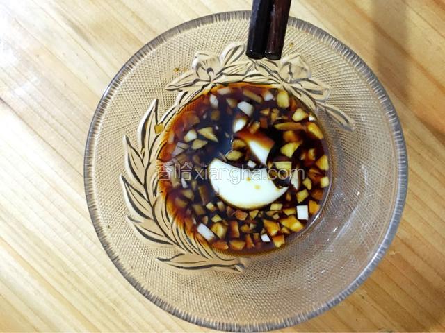 味啉、少许酱油、蒜末搅拌均匀成酱汁