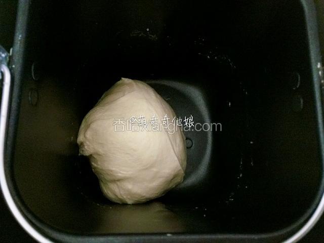 起初会非常沾湿，随着揉面的进行大概几分钟后就会越来越光滑成团。（这也就是我为什么先用面包机揉面的原因，面包桶是不粘的，揉起来省事以免一手都是面。）