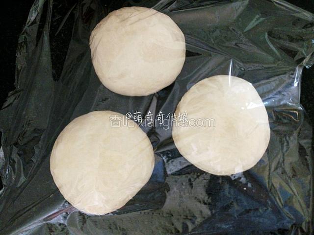 松弛好的面团取出折叠按压排气，称重，并用刮板分隔成三等份，每个约162g，盖保鲜膜松弛5分钟。