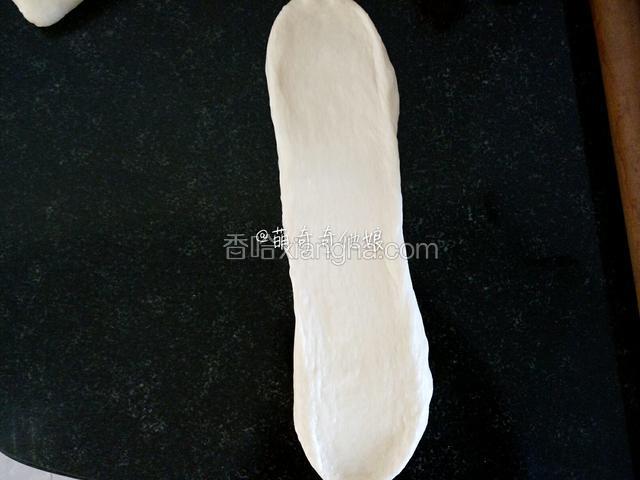 松弛好后进行第二次擀卷，转竖向擀开成牛舌状。