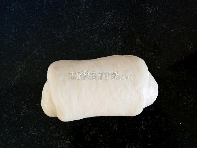 翻面，由上至下卷起来。第二次擀卷的圈数在2.5-3圈左右。