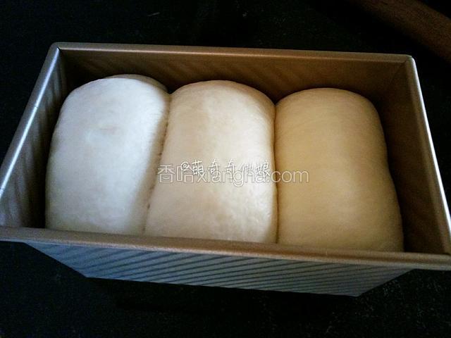发酵至土司盒八分满，取出土司盒，烤箱预热185度。
