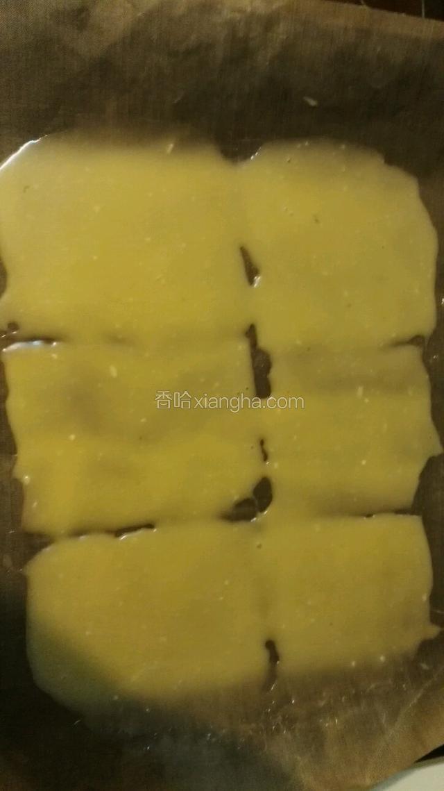 把其余面糊舀入烤盘中，我用的油布～
试了好几次，总是沾一起，无法搞成圆形，果断放弃，就这样吧～