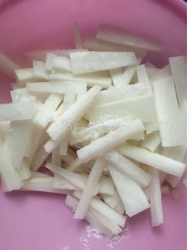 把切好的萝卜放在容器里面加入适量盐腌制半个小时左右