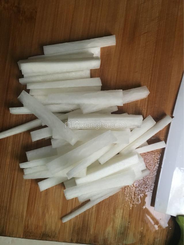 把萝卜皮削一点，然后切条
