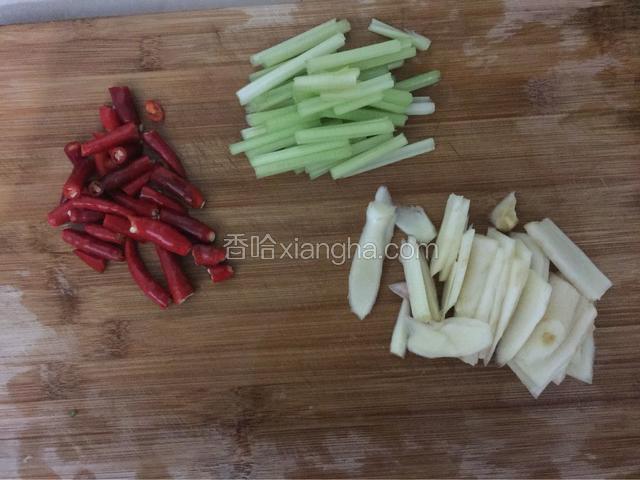 趁腌萝卜的时间把配菜切好