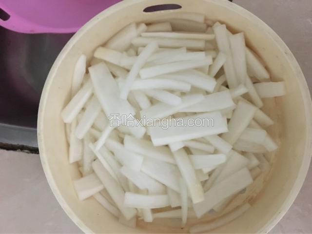 萝卜腌制半个小时左右把腌出来的水倒掉，然后用水冲洗萝卜，沥干水分