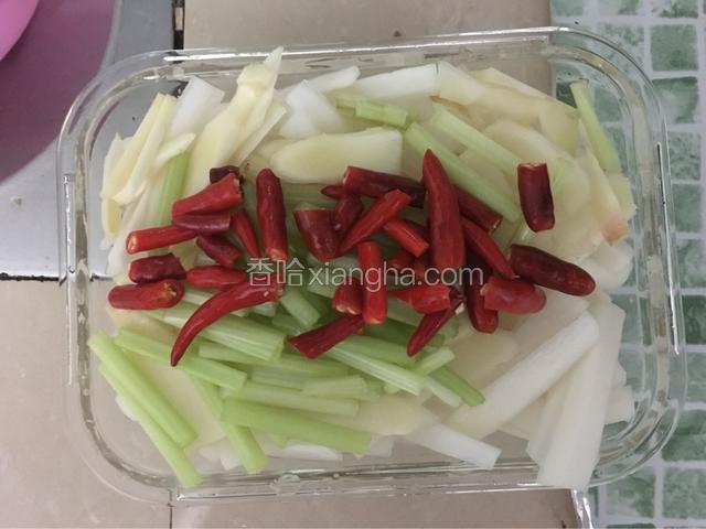 把保鲜盒提前用开水烫下，要保证盒子无水无油，然后把萝卜芹菜小米椒放进去