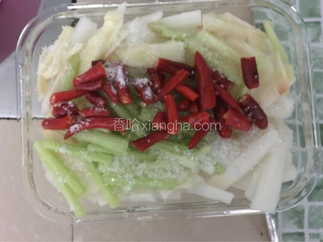 加一点点盐，一勺糖（也可以放冰糖）倒入适量米醋
