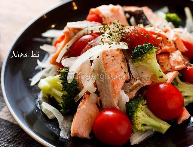 营养健康又美味的三文鱼蔬菜色拉完成了，来和我一起享用吧。
Bon appetite.