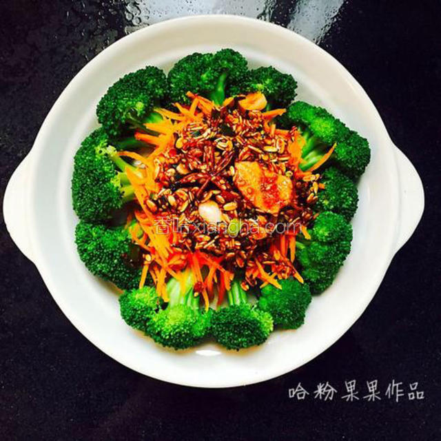 把酱香汤汁淋在蒸糕刚出笼的菜心里，这道菜就完成了
图为成品图
