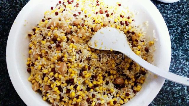 把糯米，花生，小米，红豆，加入腌制五花肉的汤汁，香油，少许盐，搅拌均匀