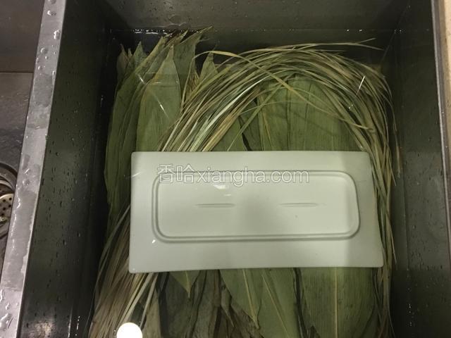 粽叶和马莲草泡一白天。
