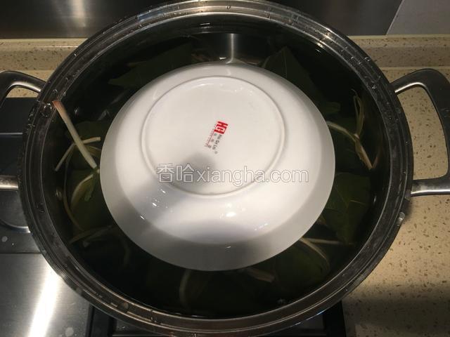 粽子上面倒扣一个盘子，大火烧开转小火煮2个小时，焖1晚上。