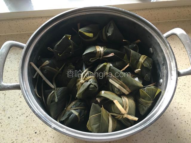 依次包好所有粽子。直接把包好的粽子放在锅里，倒入凉水，水没过粽子2－3厘米。