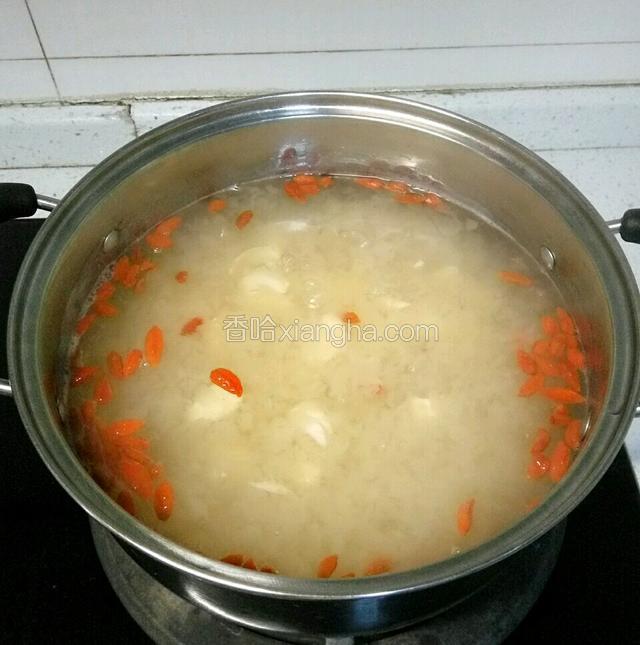 
一大锅百合枸杞银耳汤熬好了