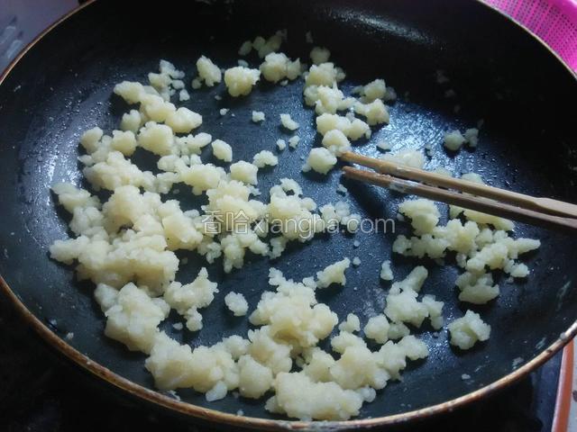 趁热放入低筋面粉并用筷子搅拌均匀，再用小火煮至能在锅中看见有薄薄的白膜，立刻关火（面糊被烫完之后，将面糊一直在锅中搅拌就能看见）