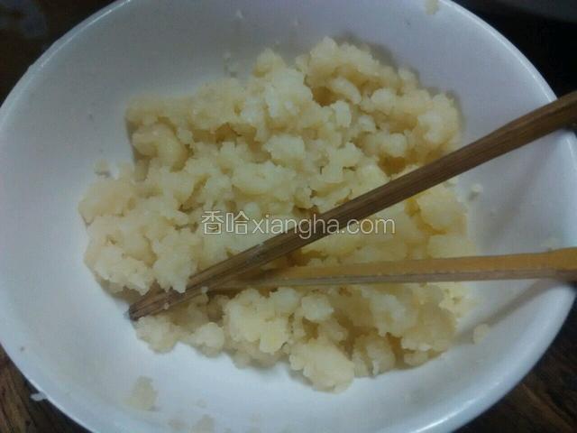 将面糊乘出，放凉至用手膜时不烫手