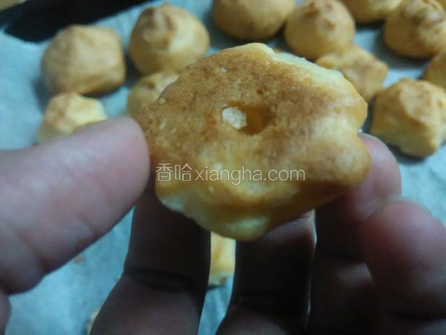 在这里教大家如何挤入自己喜欢的酱，先用筷子将底部戳个洞，再用裱花袋装入酱，挤进洞中即可