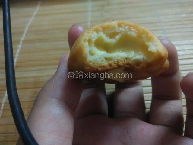 咬一口下去，满满的卡仕达酱