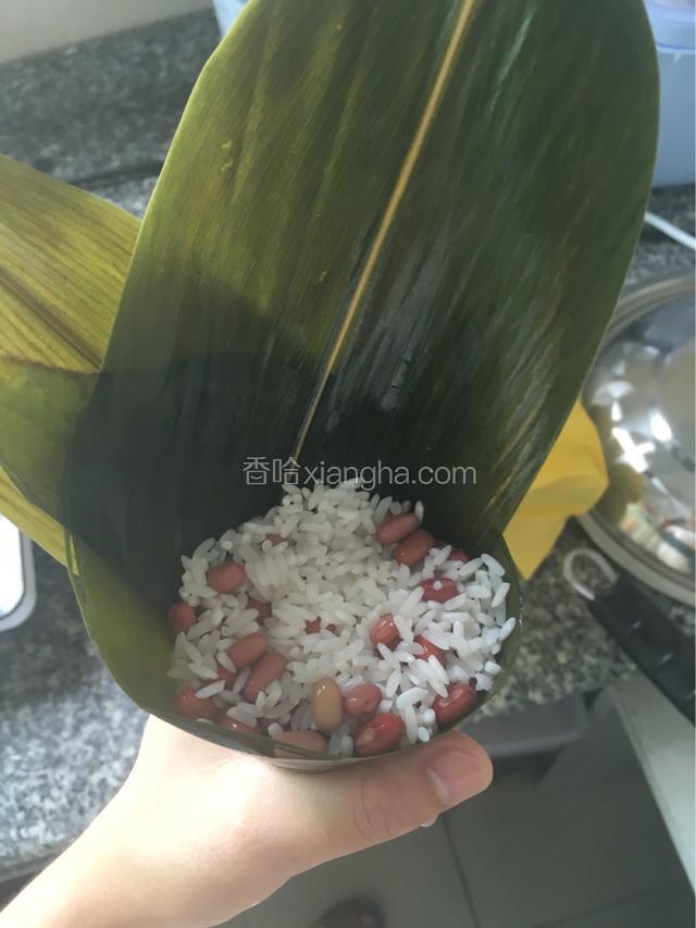 可以根据自己爱好放入红枣什么的。
但是，记住哦，一定要把米按结实。