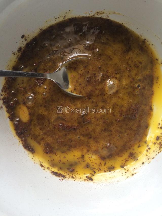 蛋黄加植物油，炼乳，巧克力些，拌匀