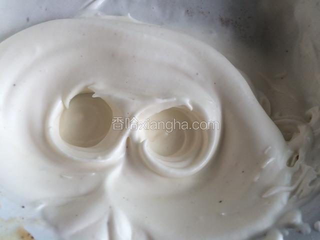 蛋清和奶油混合后加白糖，稍微打发，不用像戚风蛋糕那样打发过多