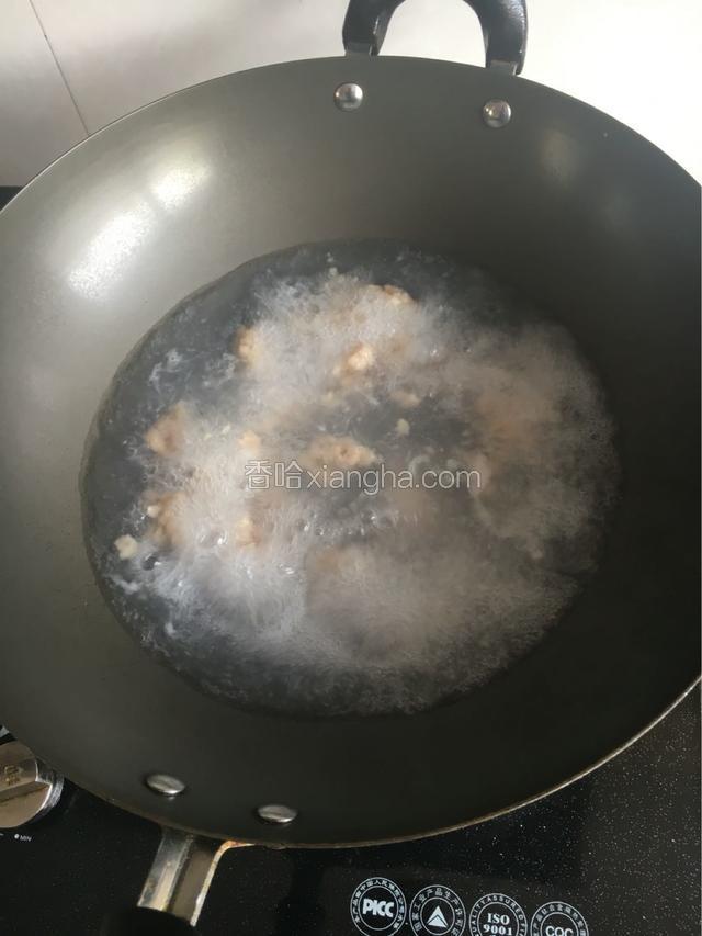 把肉丸弄成小块放入煮开水的锅中  