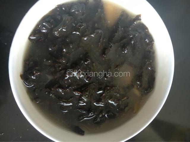 碗中放入醋  盐  鸡精   紫菜和榨菜  再加烧开的水