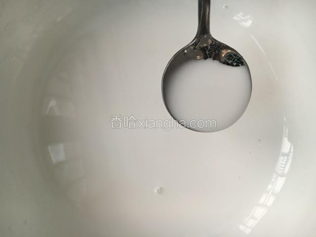 水晶粉加入50g水拌匀备用