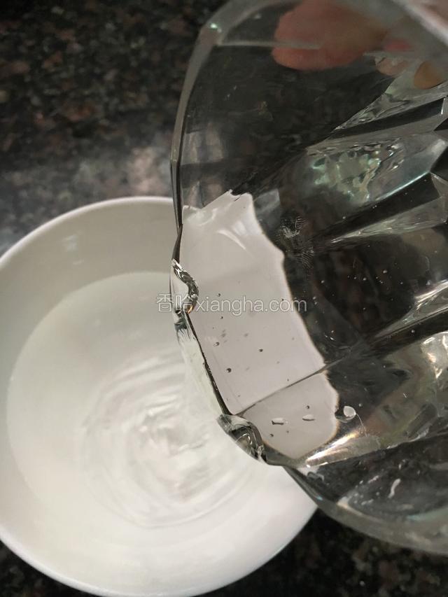 麦芽糖加入50g水拌匀并隔水蒸热至稍沸腾