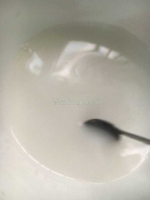 糖浆稍凉倒入粉浆中拌匀，并隔水蒸十五分钟左右，稍凉用刀划分为五等份（也可八等份，自己随心）