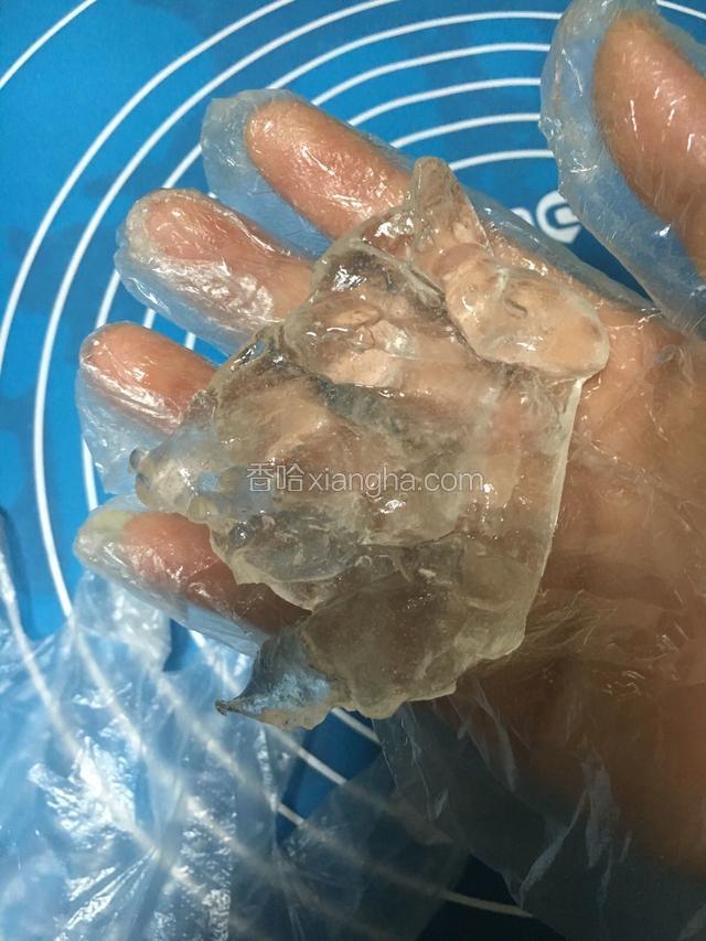 带上一次性手套稍抹玉米油防粘然后取一份水晶皮