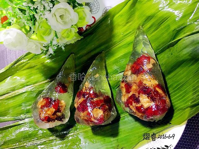 上锅蒸十分钟左右，剥叶子，吃水晶粽子，也可放冰箱冷冻一下取出享用，口感更好