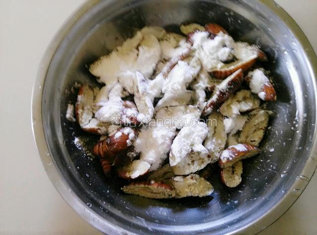 放入盆里放少许盐拌匀，放淀粉让每个茧蛹上都均匀的沾上淀粉