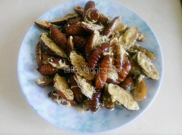 在倒入盘中备用