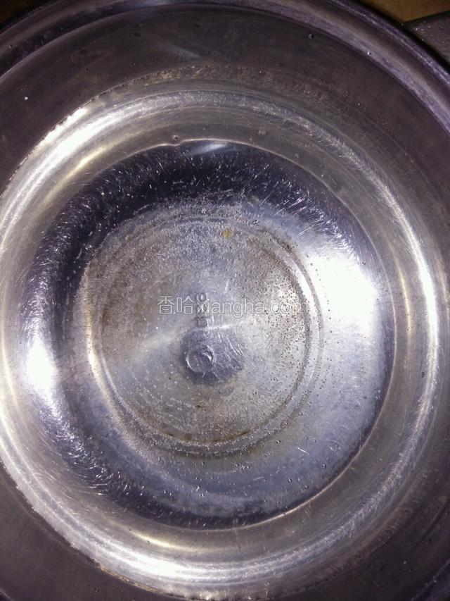 锅里加清水大火烧开