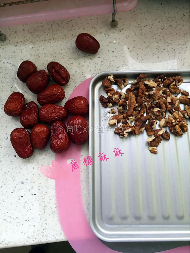 手拨的核桃有点碎！准备大枣和核桃仁，大枣一定要大肉厚！我用的是哥哥从西安带的大红枣特好吃