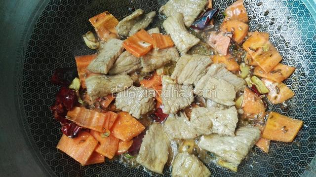 倒入炒好的肉片、盐，翻炒均匀后关火。