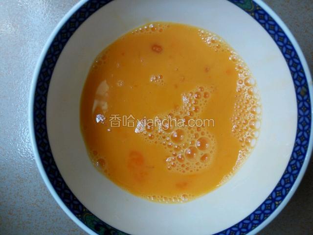 油烧热，加蒜坨爆香。鸡蛋打散备用。