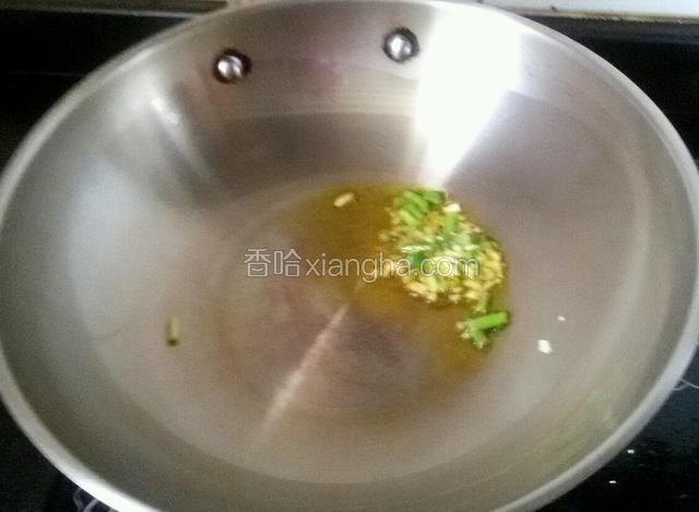起锅放少许橄榄油，低温炸香葱姜辣椒。